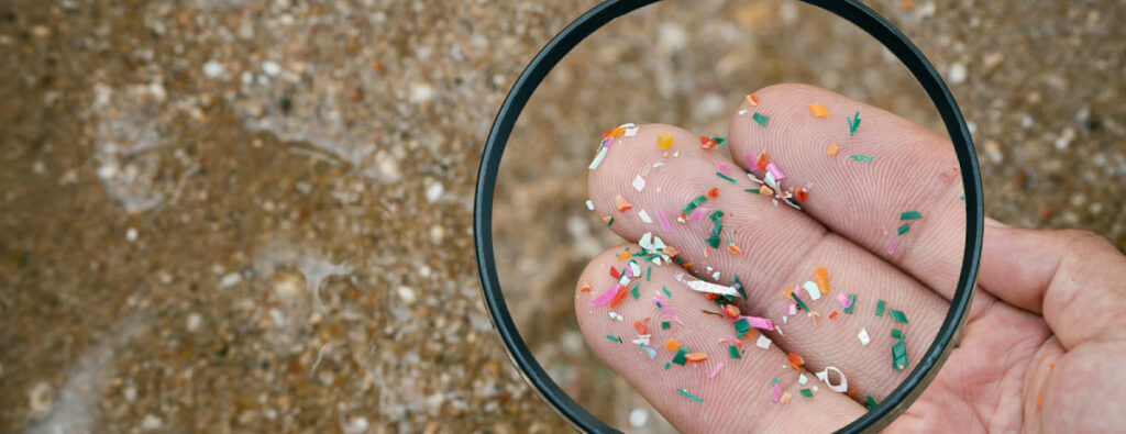 microplastiche nel mare viste con una lente di ingranddimento